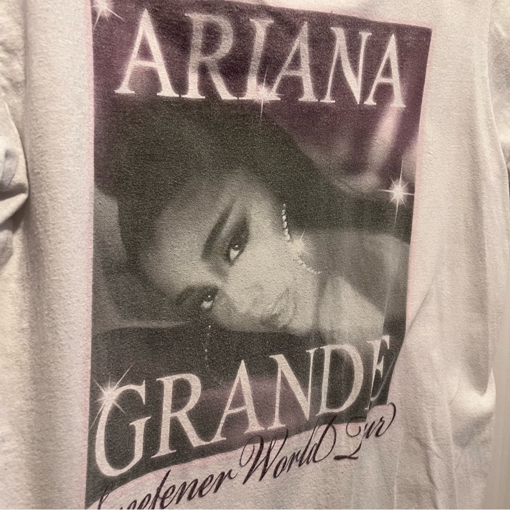 3/30$💥 Ariana Grande small women music t shirt white sweetener world tour tee - Picture 2 of 4